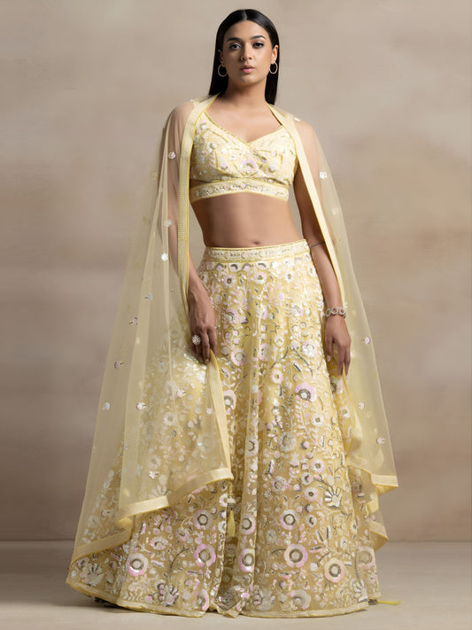 Sehen Sie umwerfend aus in diesem wunderschönen cremefarbenen Lehenga-Set