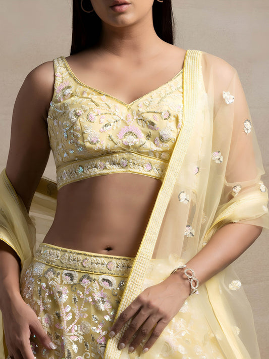 Sehen Sie umwerfend aus in diesem wunderschönen cremefarbenen Lehenga-Set