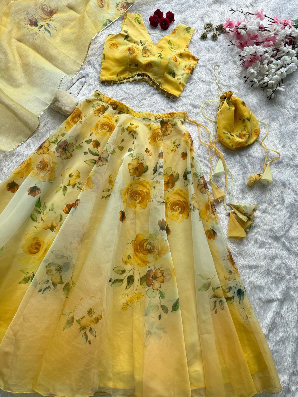 Sehen Sie umwerfend aus in diesem wunderschönen cremefarbenen Lehenga-Set