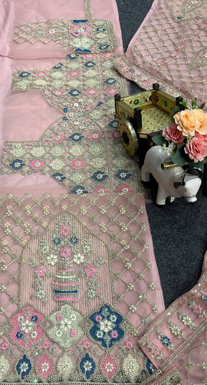 NEUER LEHENGA CHOLI AUS SAMT IM BEUTIQUE-STIL MIT STICKEREI UND KORDELN