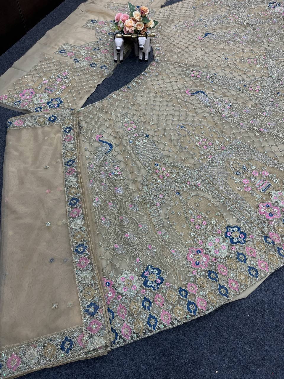 NEUER LEHENGA CHOLI AUS SAMT IM BEUTIQUE-STIL MIT STICKEREI UND KORDELN