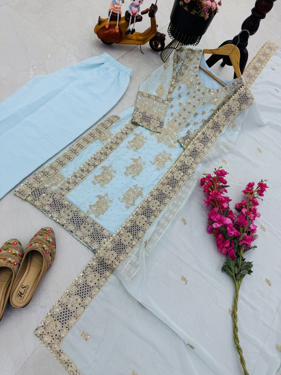 LAUFBEKLEIDUNG TRENDIGES TOP AUS GEORGETTE-KUNSTSTOFF, STICKEREI MIT BAUMWOLLFADEN