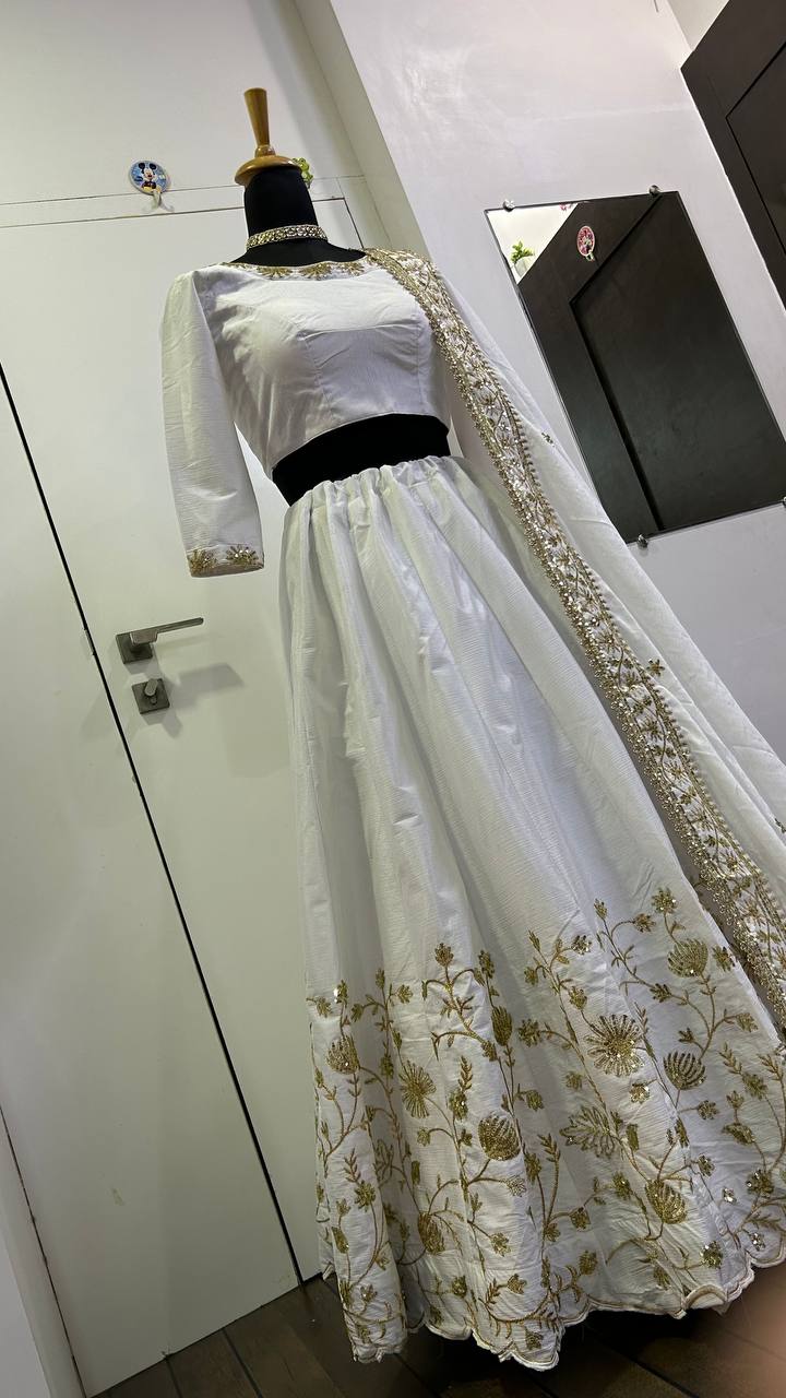 Sehen Sie umwerfend aus in diesem wunderschönen cremefarbenen Lehenga-Set