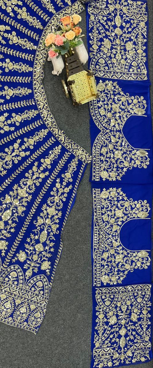 NEUER LEHENGA CHOLI AUS SAMT IM BEUTIQUE-STIL MIT STICKEREI UND KORDELN