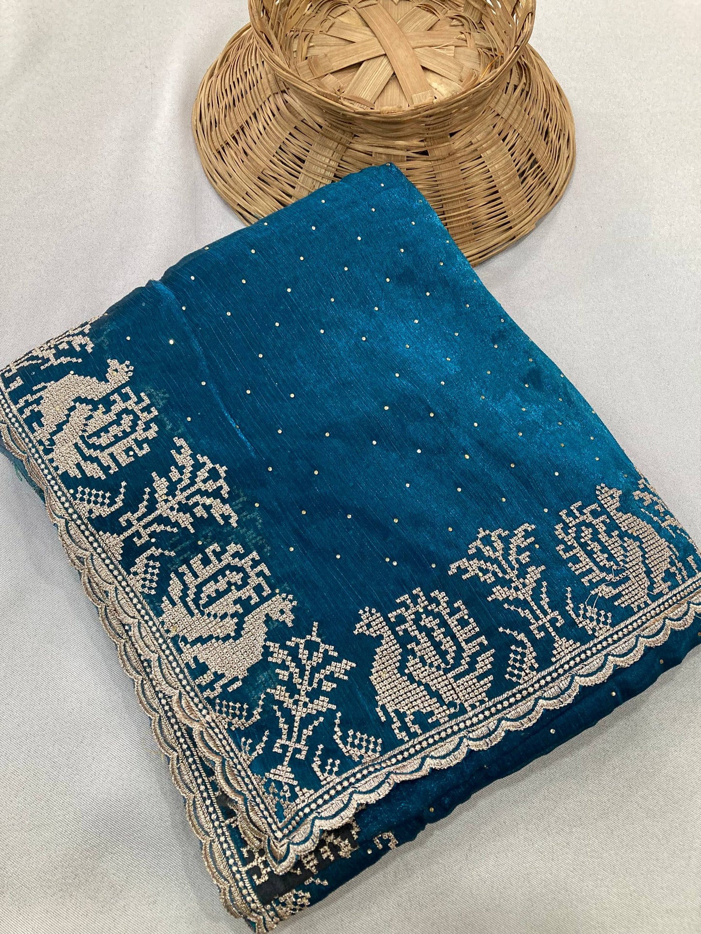 Suche jemanden für einen schönen Sari in der gleichen Farbe