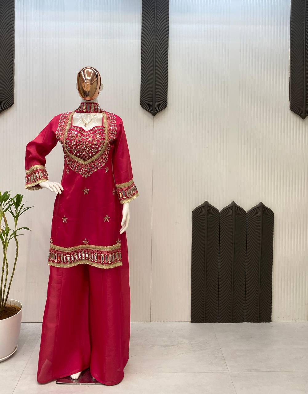 Kleid aus Georgette-Imitat mit üppiger Paillettenstickerei