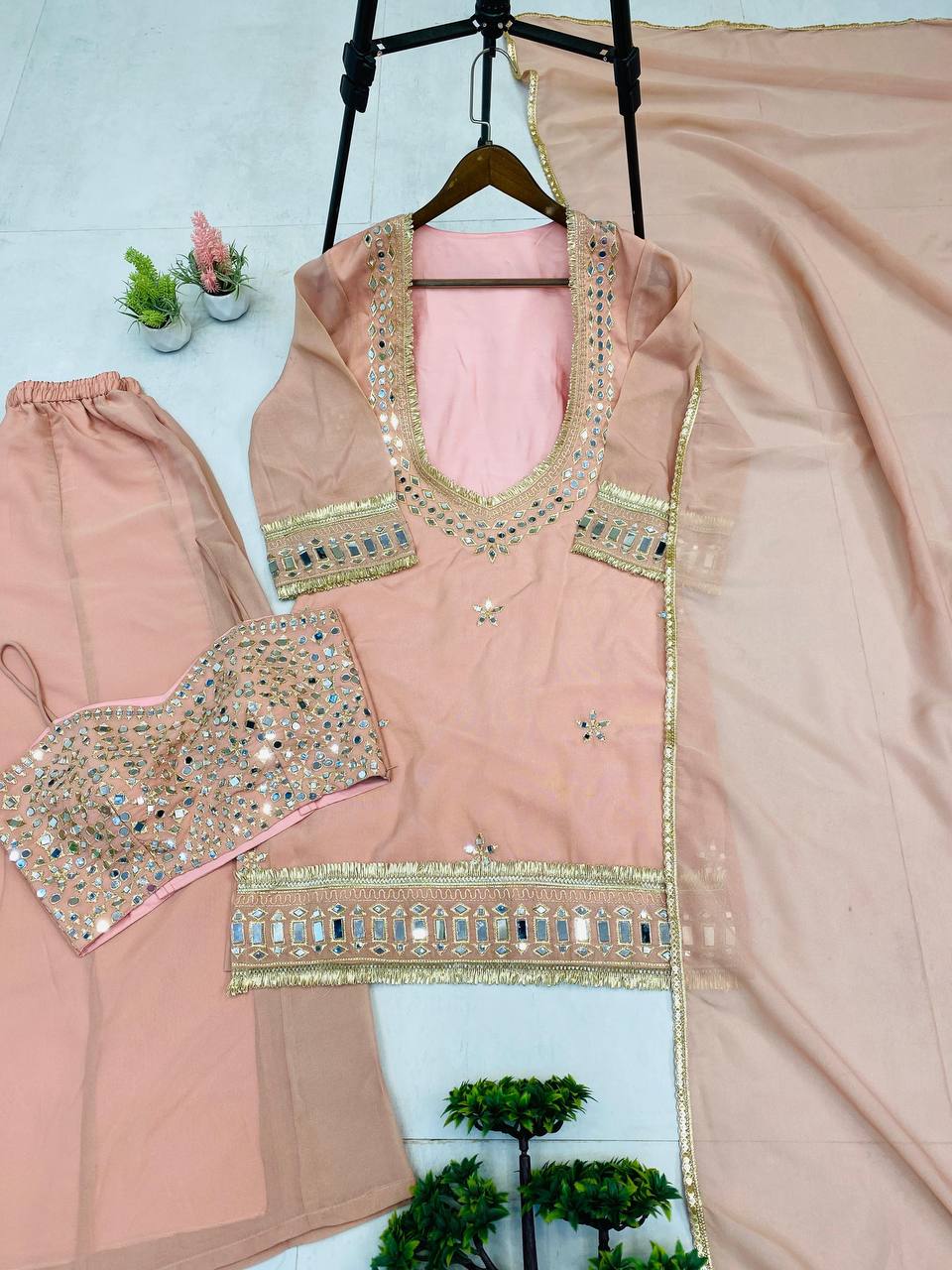 Kleid aus Georgette-Imitat mit üppiger Paillettenstickerei