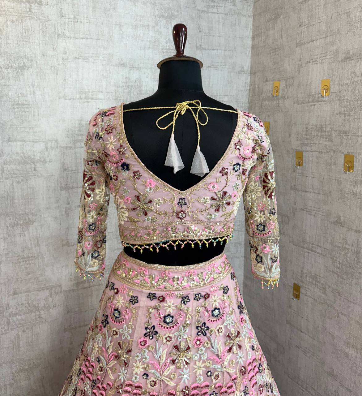 Sehen Sie umwerfend aus in diesem wunderschönen cremefarbenen Lehenga-Set