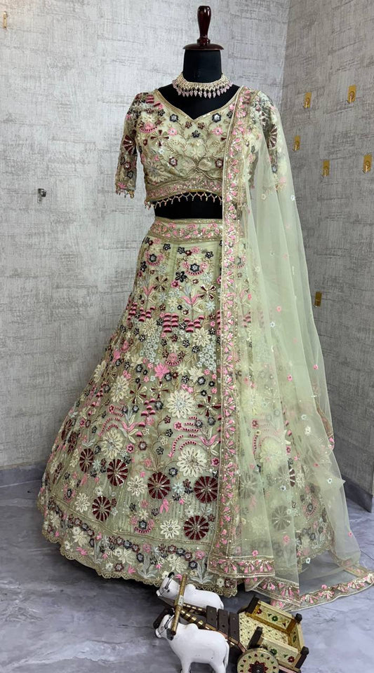 Sehen Sie umwerfend aus in diesem wunderschönen cremefarbenen Lehenga-Set