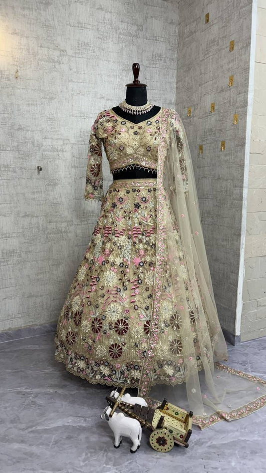 Sehen Sie umwerfend aus in diesem wunderschönen cremefarbenen Lehenga-Set