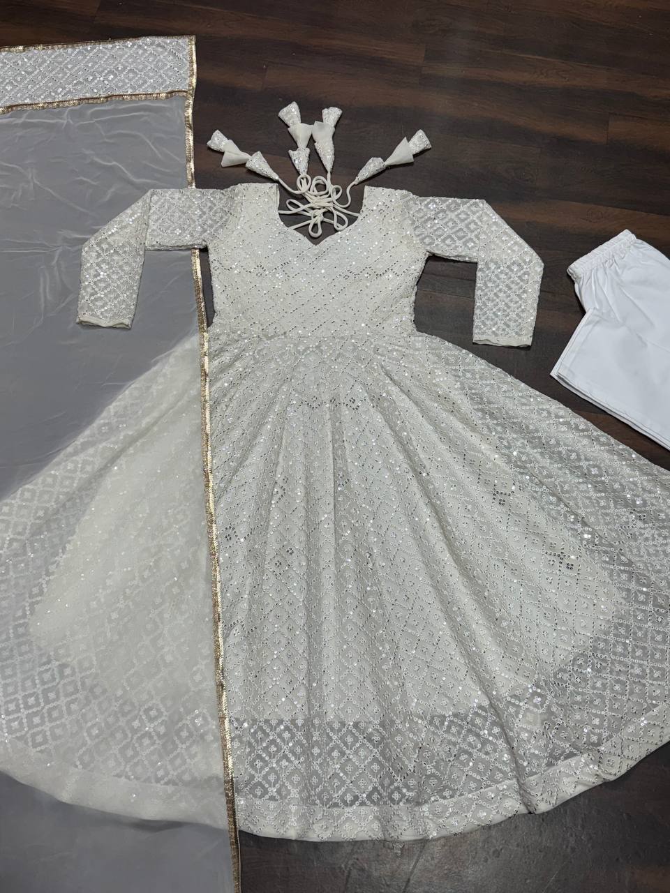 Robe de travail brodée de fils et de paillettes épaisses de 5 mm à effet fleuri