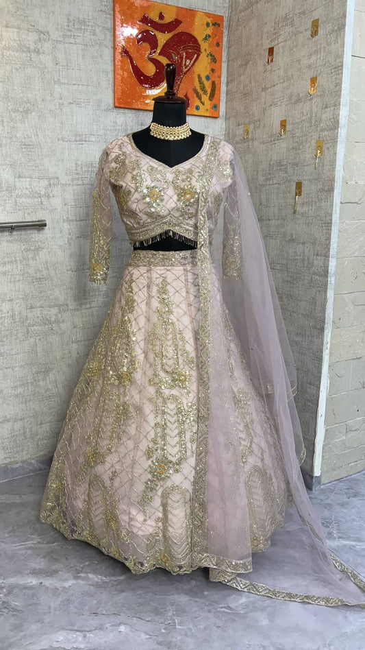 Sehen Sie umwerfend aus in diesem wunderschönen cremefarbenen Lehenga-Set