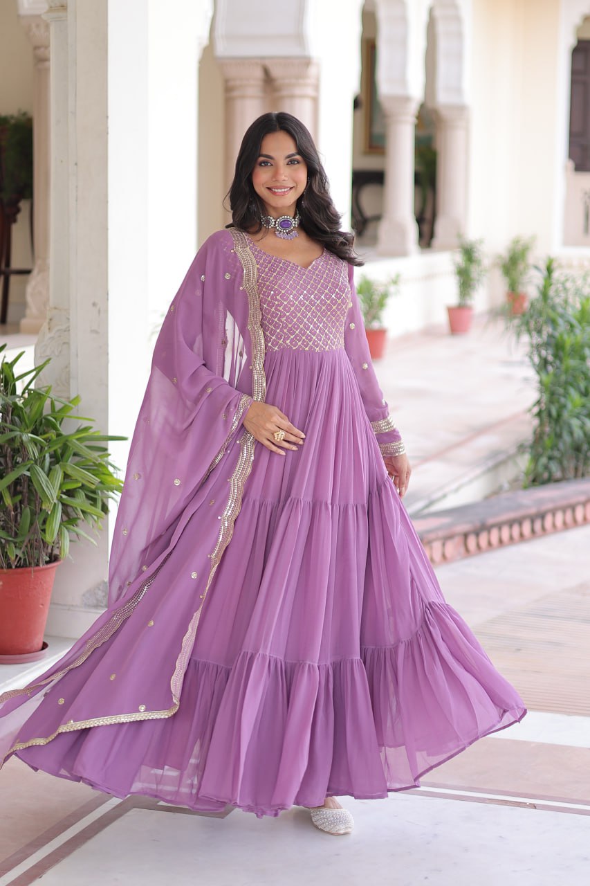 Kleid aus Georgette-Imitat mit üppiger Paillettenstickerei
