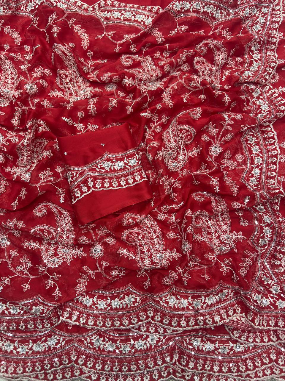 Georgette-Saris mit durchgehender Zari-Arbeit, Butta und mehrteiliger Stickerei