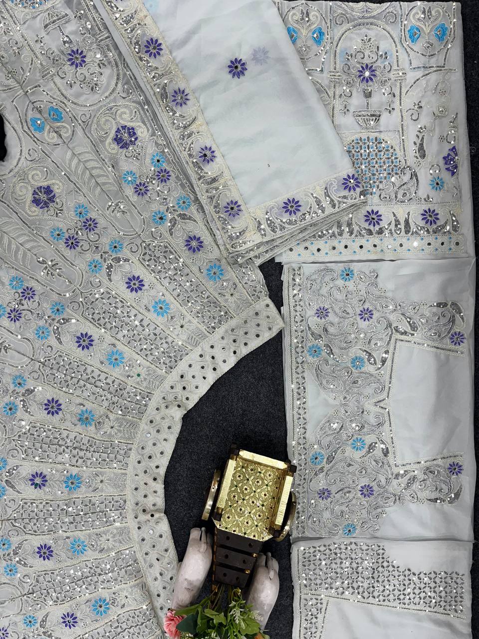 Einführung eines 4 Meter ausgestellten Lehenga mit Paillettenstickerei und Cut-Work