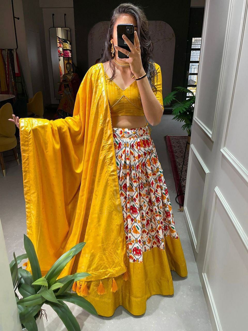 Lancement de Lehenga évasé de 4 mètres avec broderie à paillettes
