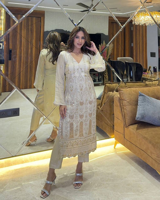 PLATEAU DE TRAVAIL ET PANT BRODÉS EN SÉQUENCE DE FAUSSE GEORGETTE FANTAISIE SOUHAITABLE