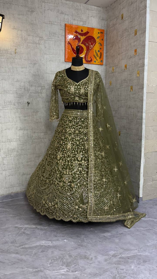 Sehen Sie umwerfend aus in diesem wunderschönen cremefarbenen Lehenga-Set