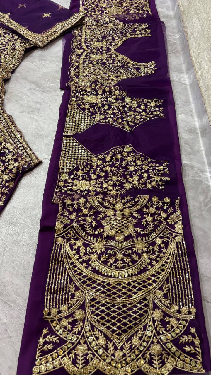 Sehen Sie umwerfend aus in diesem wunderschönen cremefarbenen Lehenga-Set