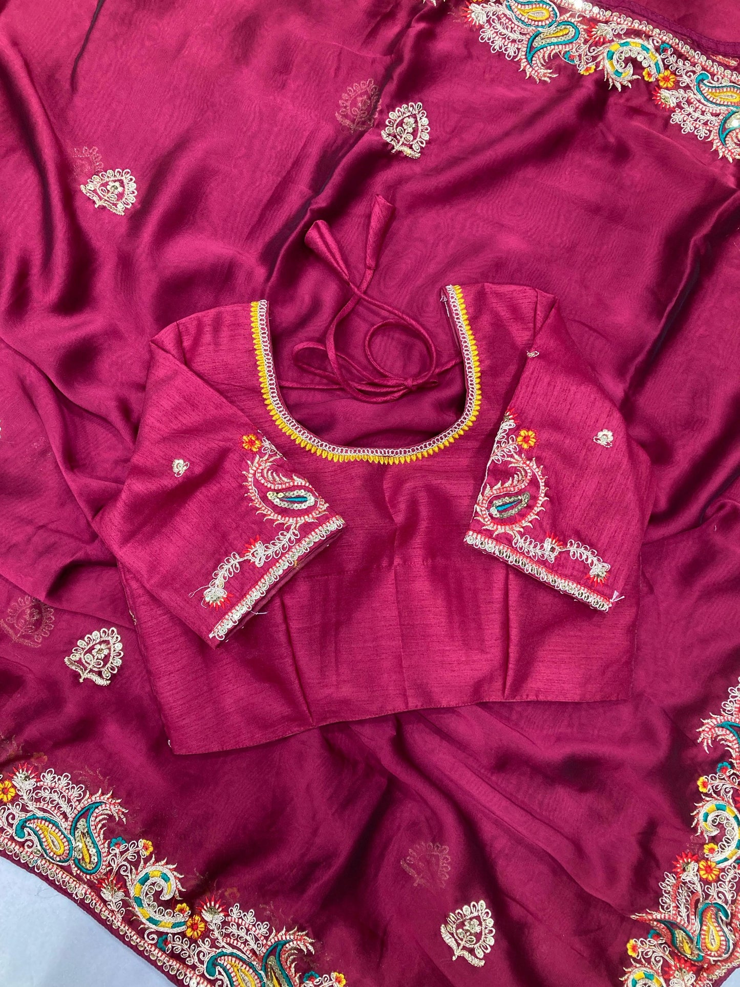 Présentez une nouvelle collection exclusive de saris floraux faits à la main