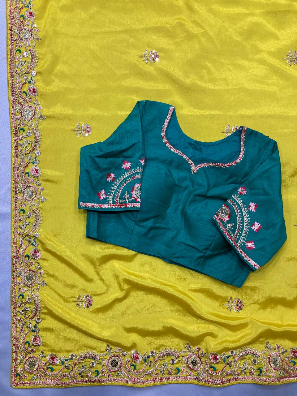 Présentez une nouvelle collection exclusive de saris floraux faits à la main