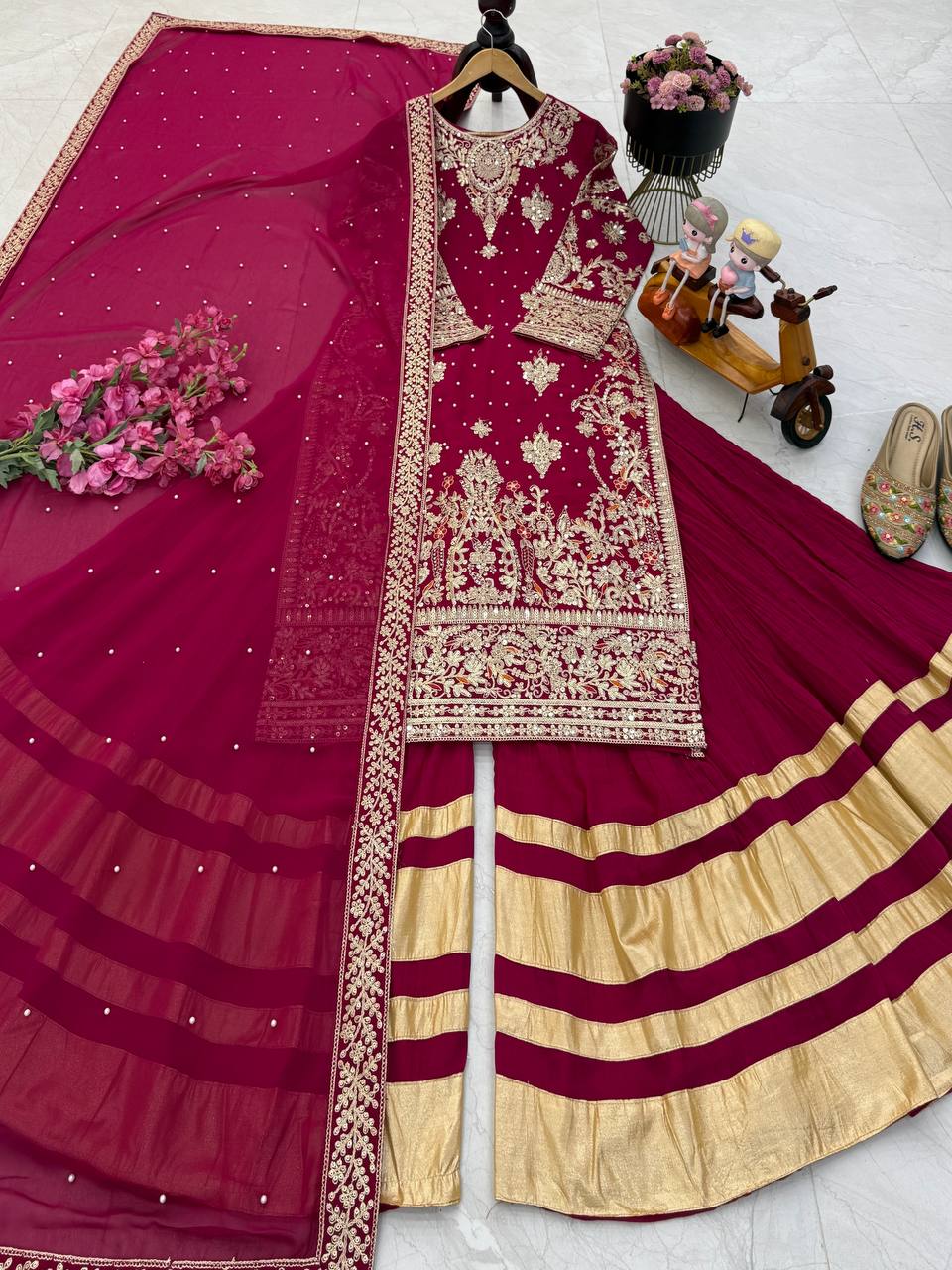 Kleid aus Georgette-Imitat mit üppiger Paillettenstickerei