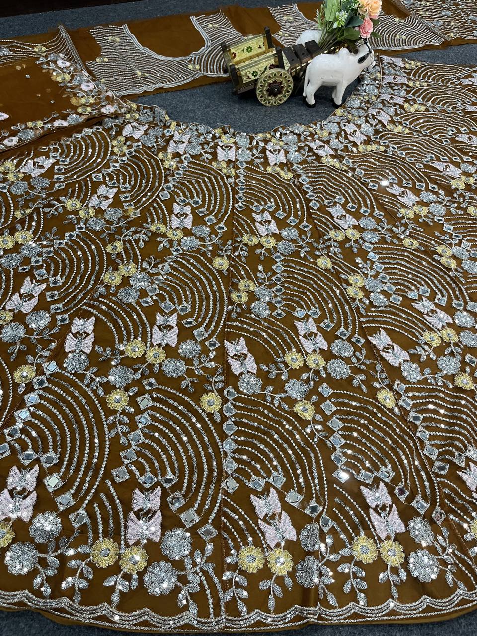 Einführung eines 4 Meter ausgestellten Lehenga mit Paillettenstickerei und Cut-Work