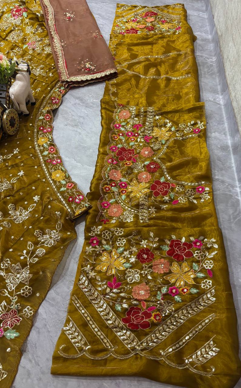 Sehen Sie umwerfend aus in diesem wunderschönen cremefarbenen Lehenga-Set