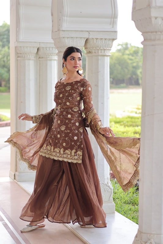 Robe de travail brodée en georgette fleurie artificielle avec de riches paillettes