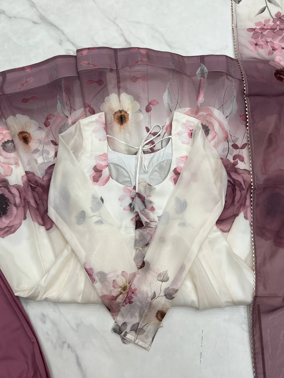 LAUFBEKLEIDUNG TRENDIGES TOP AUS GEORGETTE-KUNSTSTOFF, STICKEREI MIT BAUMWOLLFADEN
