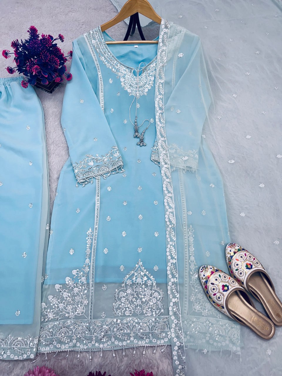 Kleid aus Georgette-Imitat mit üppiger Paillettenstickerei