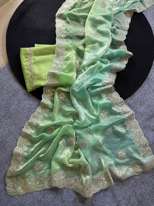 Je recherche quelqu'un pour ce magnifique sari de la même couleur