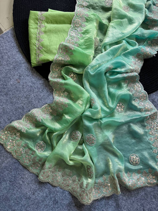 Je recherche quelqu'un pour ce magnifique sari de la même couleur