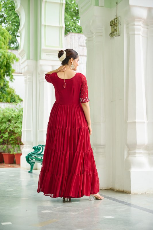 Kleid aus Georgette-Imitat mit üppiger Paillettenstickerei