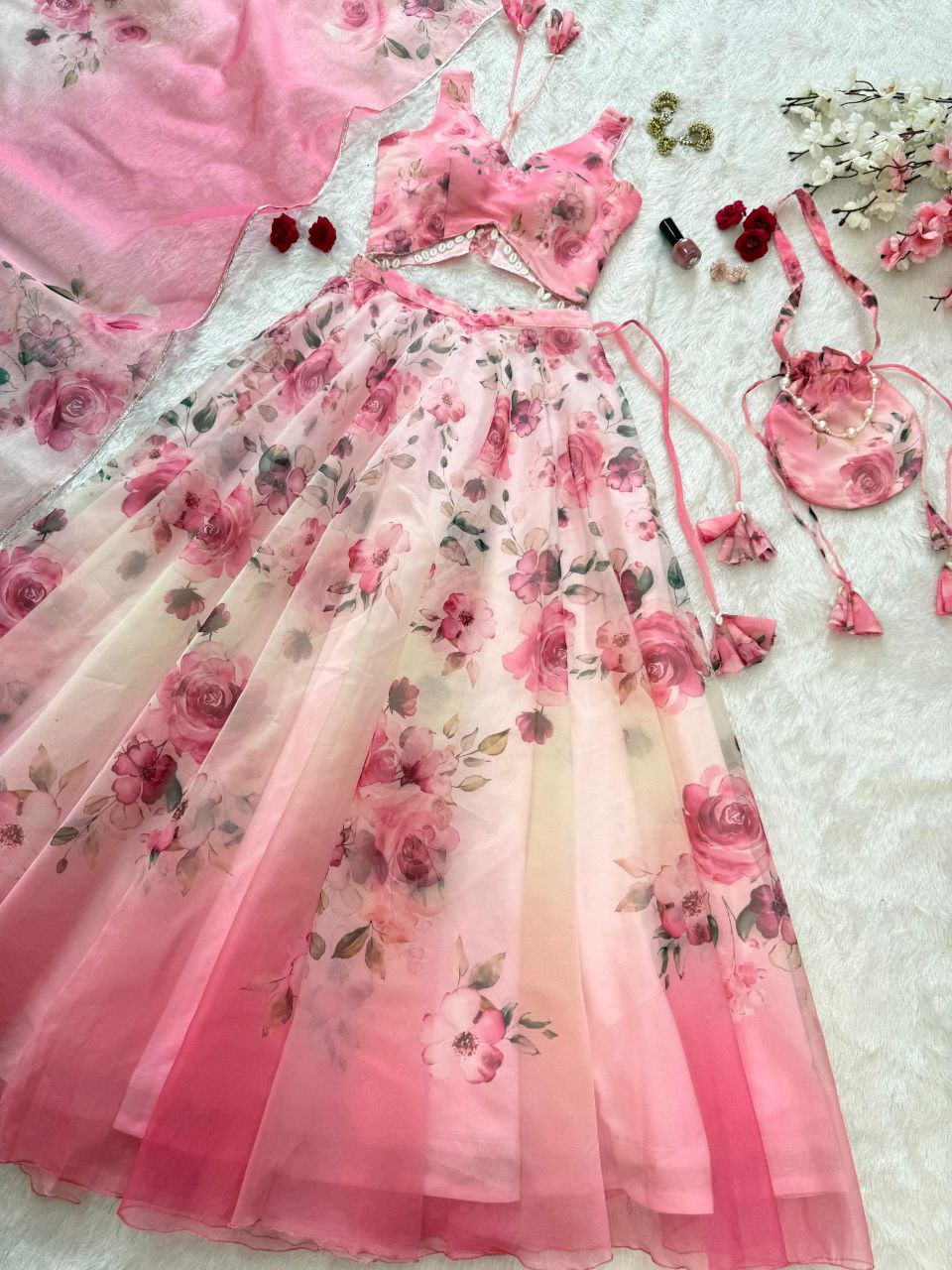 Sehen Sie umwerfend aus in diesem wunderschönen cremefarbenen Lehenga-Set