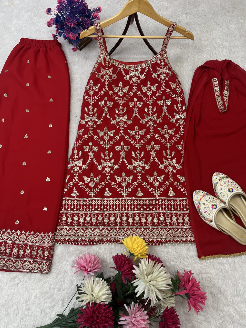 Neue Kollektion aus Georgette-Imitat mit aufwendiger Stickerei