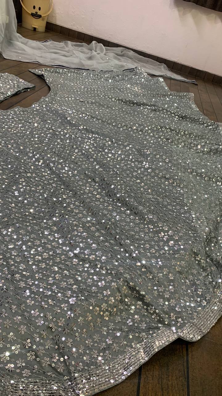 Sehen Sie umwerfend aus in diesem wunderschönen cremefarbenen Lehenga-Set