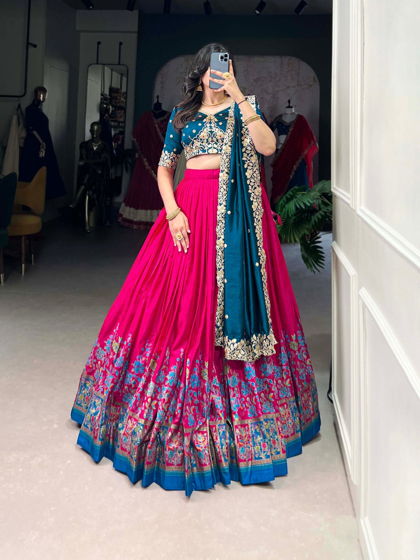 Feiern Sie den Charme der indischen Kultur mit diesem wunderschönen Lehenga-Set