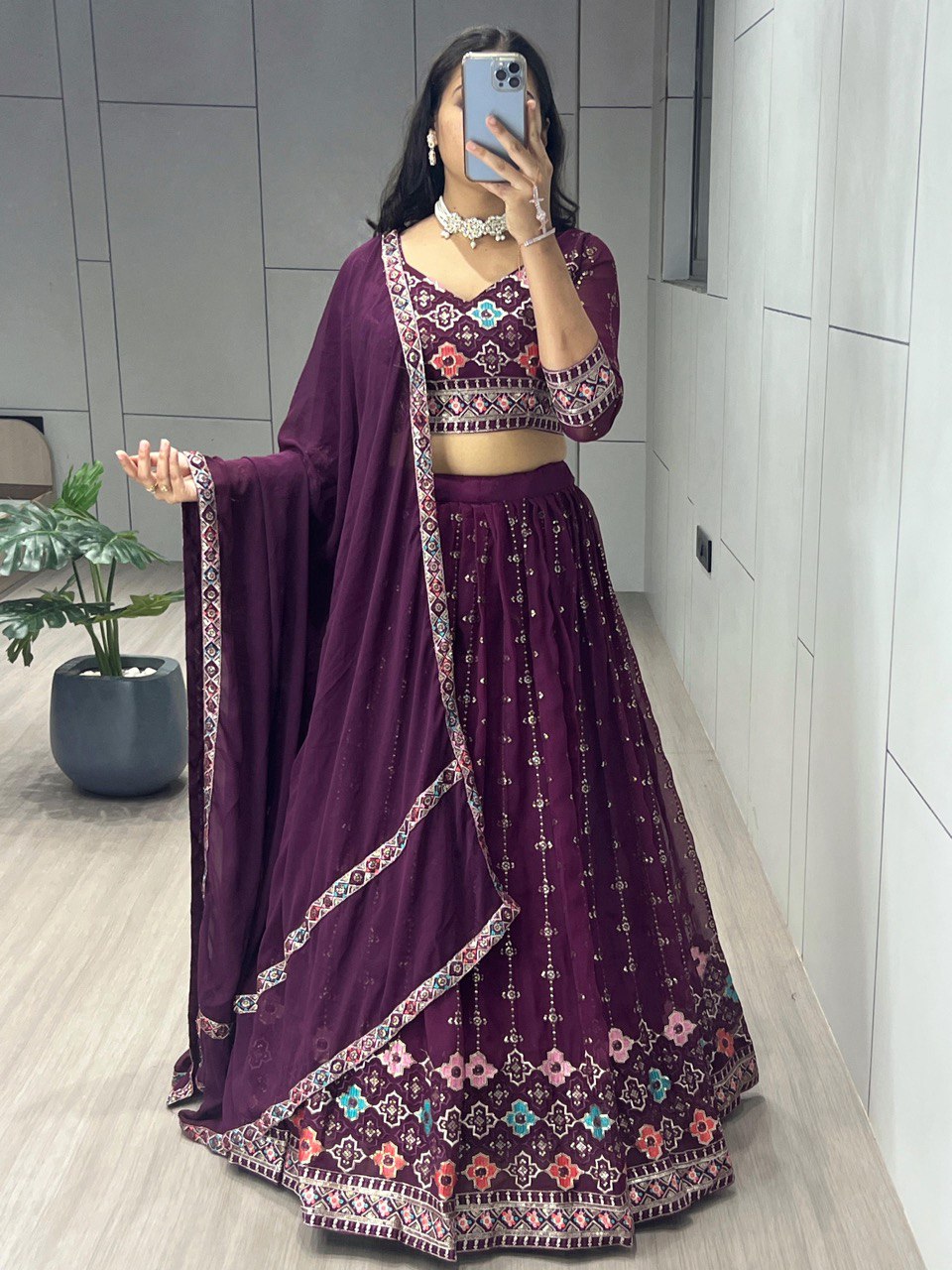 Célébrez le charme de la culture indienne avec ce magnifique ensemble lehenga