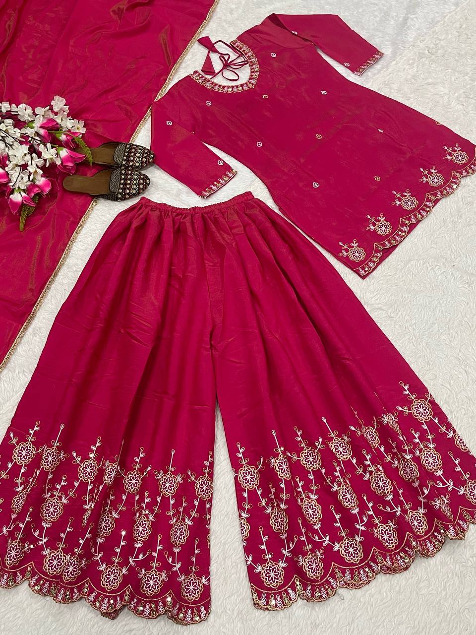 Kleid aus Georgette-Imitat mit üppiger Paillettenstickerei