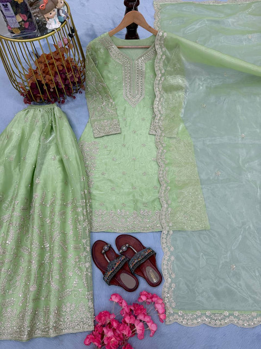 Robe de travail brodée en georgette fleurie artificielle avec de riches paillettes