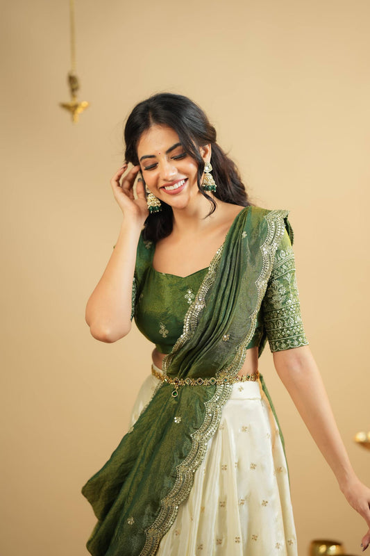 Sehen Sie umwerfend aus in diesem wunderschönen cremefarbenen Lehenga-Set