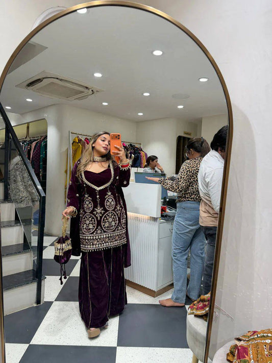 Robe de travail brodée en georgette fleurie artificielle avec de riches paillettes