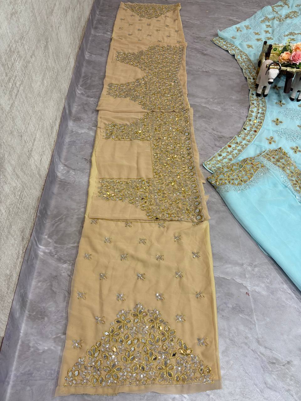 Sehen Sie umwerfend aus in diesem wunderschönen cremefarbenen Lehenga-Set