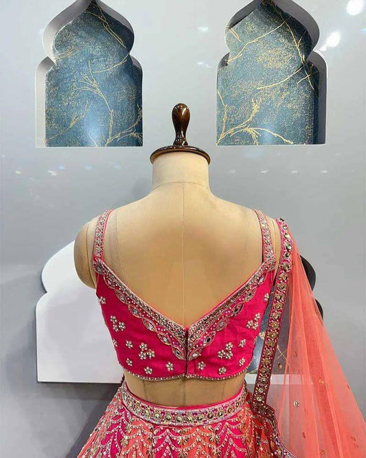 Feiern Sie den Charme der indischen Kultur mit diesem wunderschönen Lehenga-Set