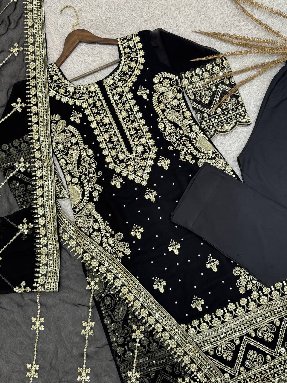 Kleid aus Georgette-Imitat mit üppiger Paillettenstickerei