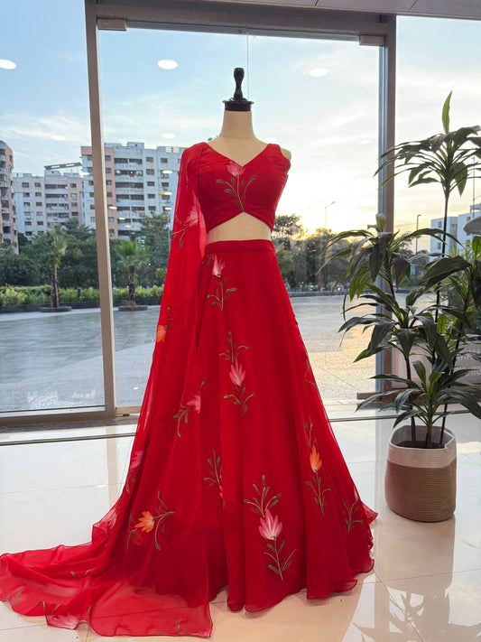 Sehen Sie umwerfend aus in diesem wunderschönen cremefarbenen Lehenga-Set