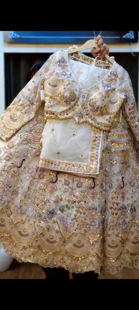 Feiern Sie den Charme der indischen Kultur mit diesem wunderschönen Lehenga-Set