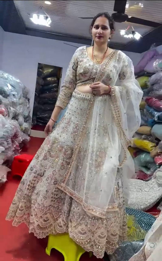 Feiern Sie den Charme der indischen Kultur mit diesem wunderschönen Lehenga-Set