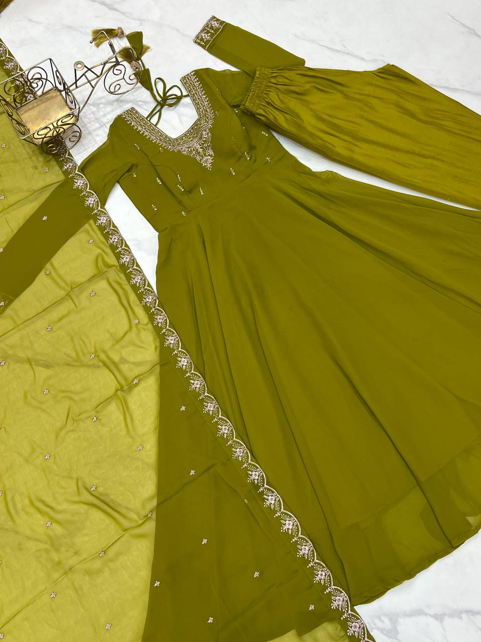 Arbeitsanzug aus schwerer Vichitra-Seide mit Stickereien